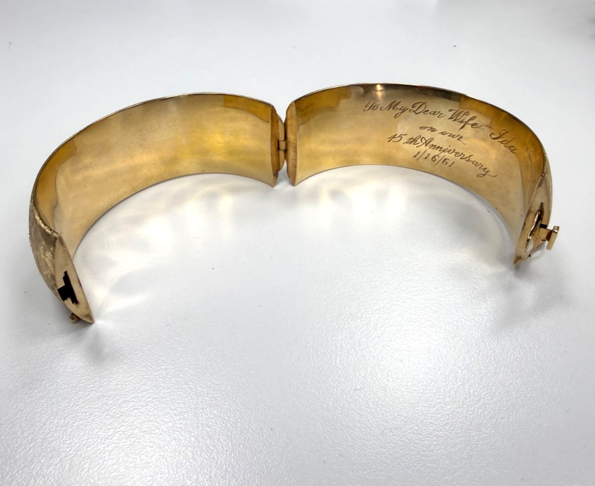 Vintage 1961 Heavy 82.6g 14K Yellow Gold Diamond Star-Set Florentine Bangle Brac